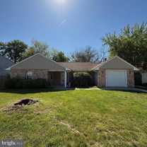 913 Hampton Way - Photo 1 of 1