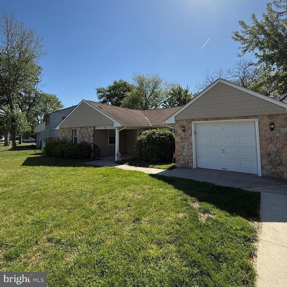 913 Hampton Way - Photo 2 of 18