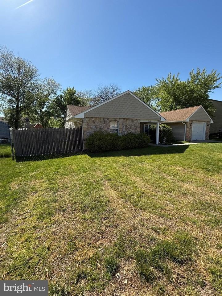 913 Hampton Way - Photo 3 of 18