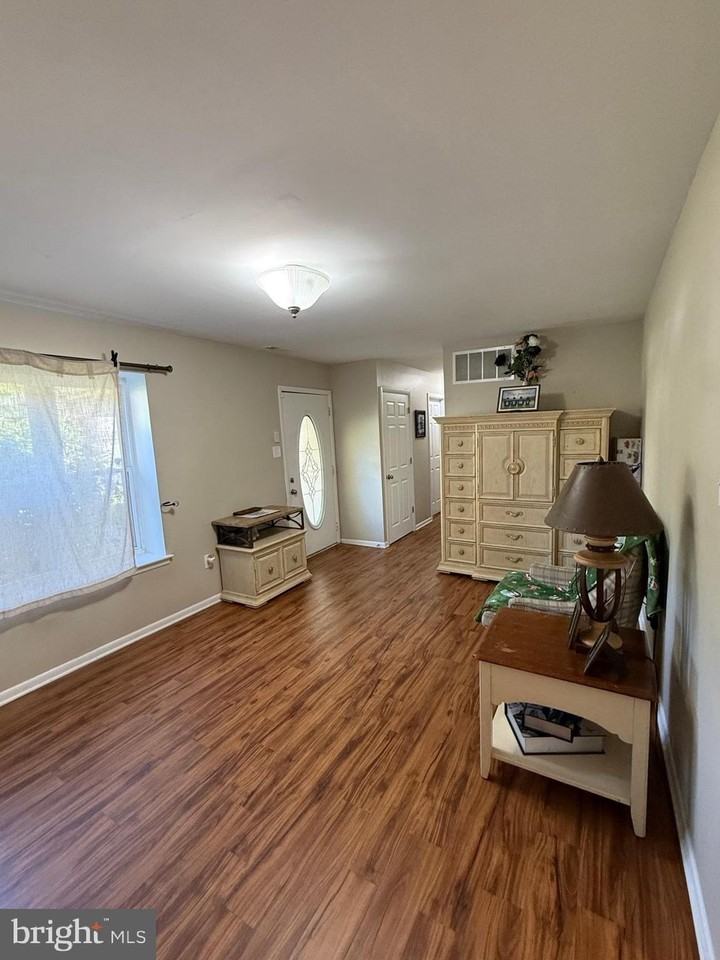 913 Hampton Way - Photo 4 of 18