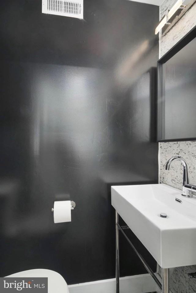 23 E Silver St - Photo 4 of 10