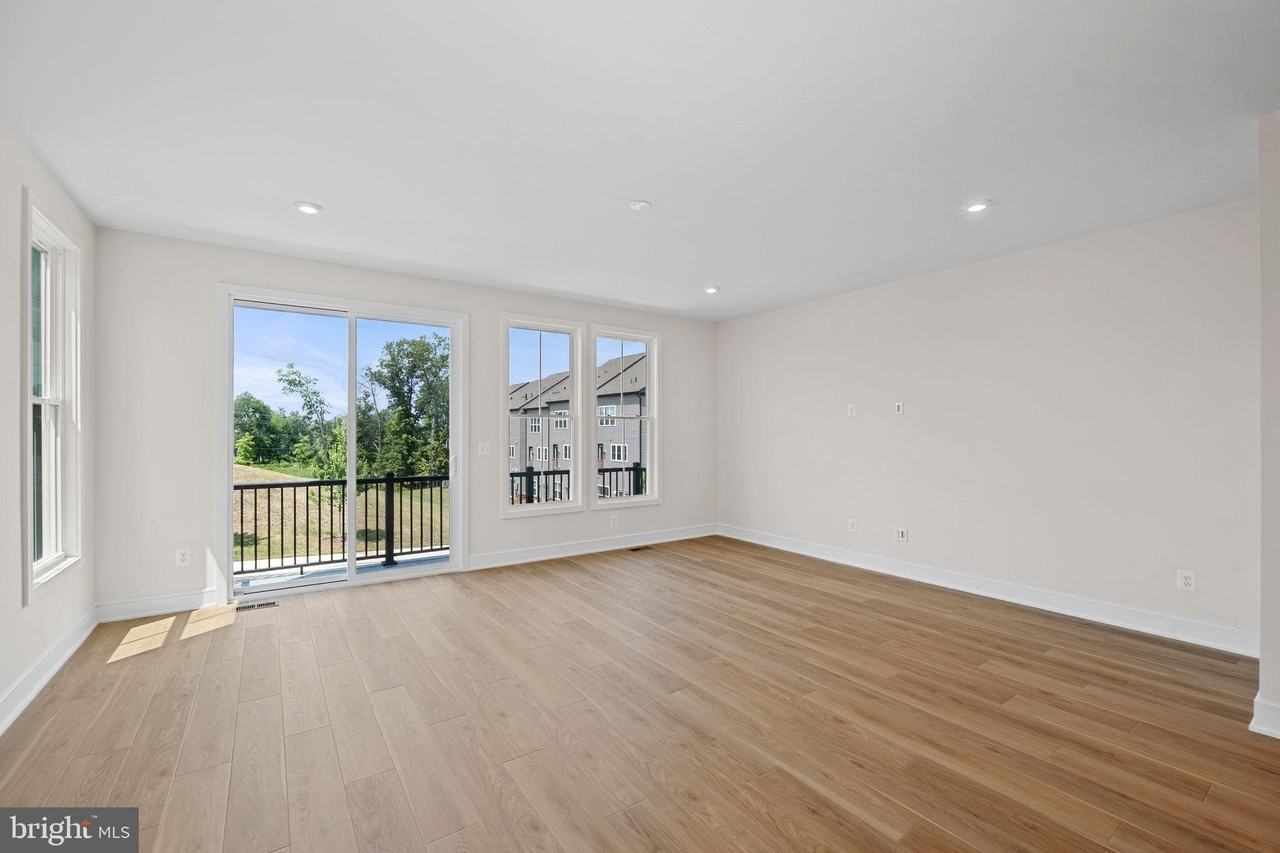 42100 Picasso Sq - Photo 5 of 34