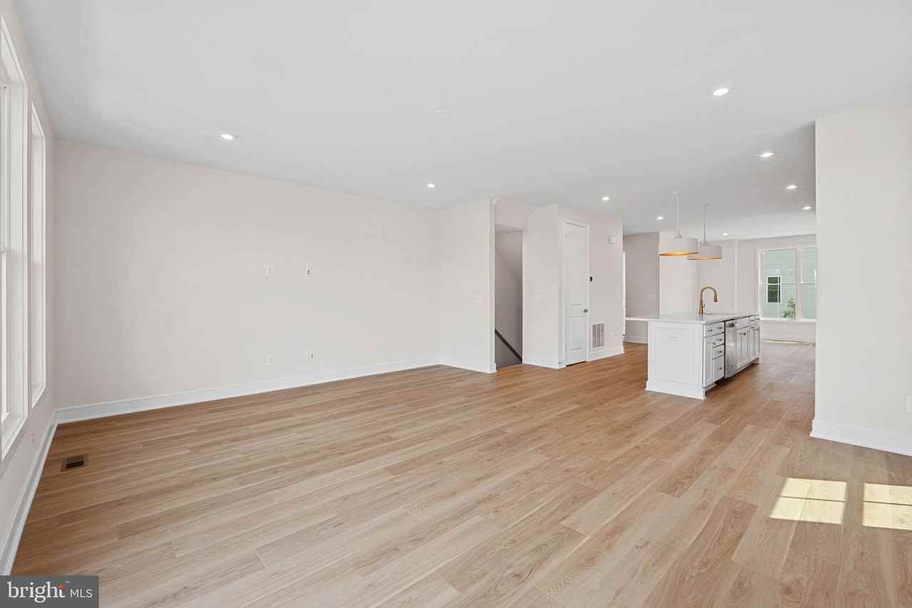 42100 Picasso Sq - Photo 7 of 34