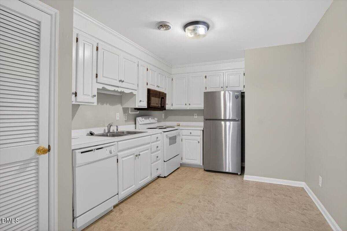 1630 Oxford Rd #B - Photo 3 of 30
