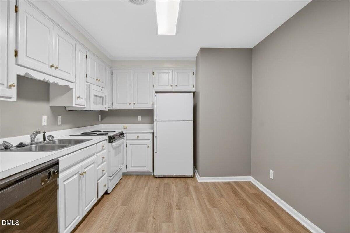 1630 Oxford Rd #F - Photo 3 of 33