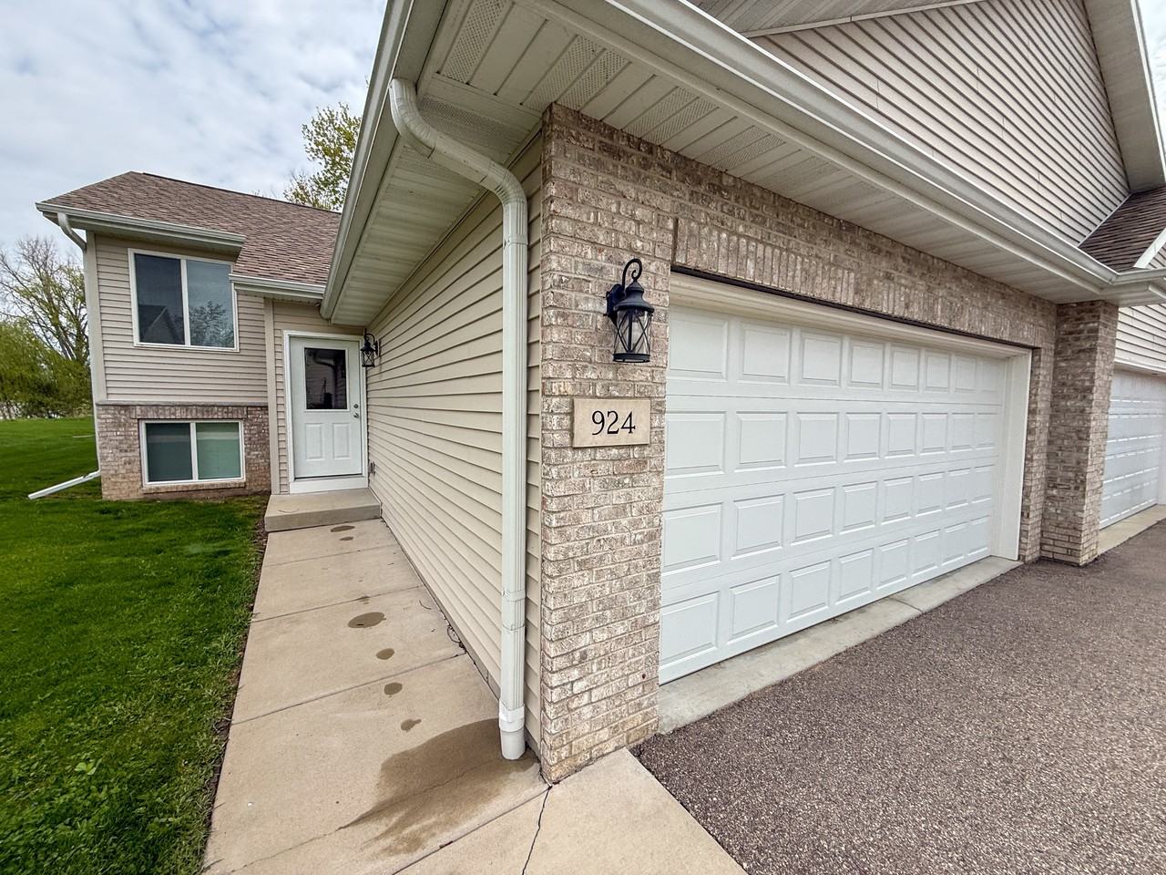 924 Waters Edge Ct #1 - Photo 2 of 21