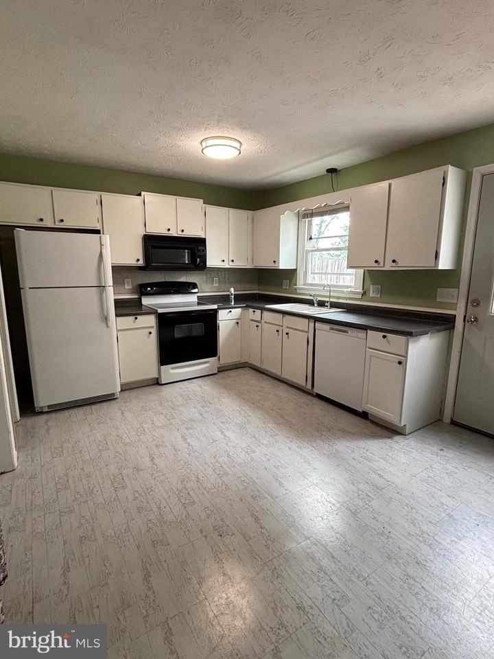 402 Carroll Dr - Photo 2 of 10