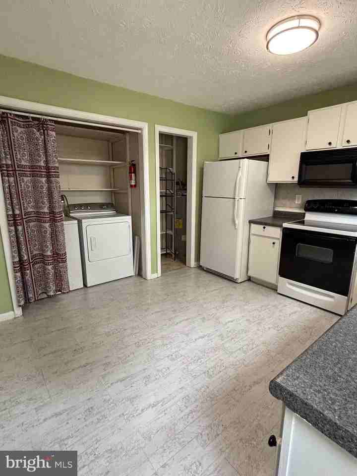 402 Carroll Dr - Photo 3 of 10