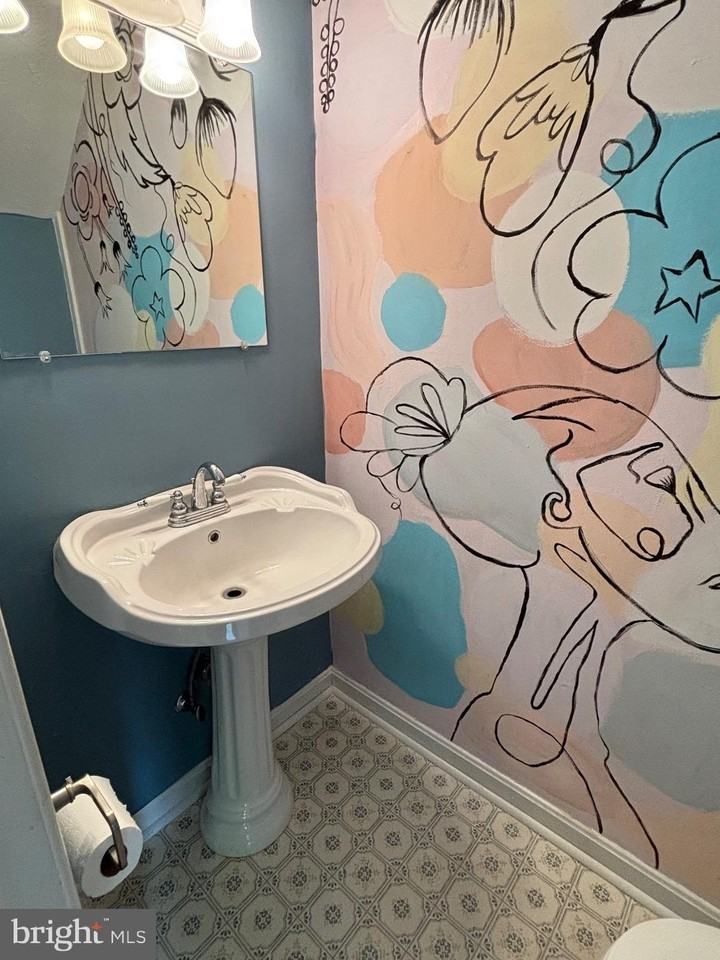 402 Carroll Dr - Photo 4 of 10