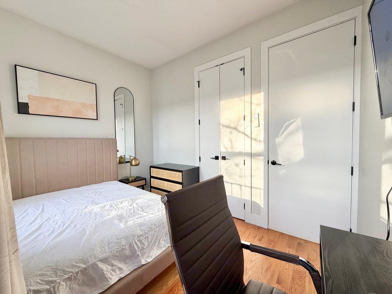 Private Bedroom in 4 Bedroom/1.5 Bathroom Home - Photo 5 of 7