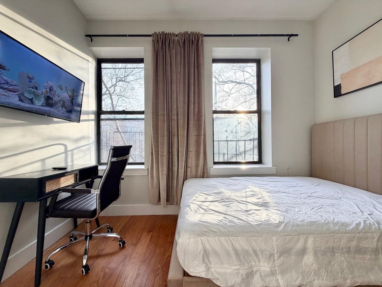 Private Bedroom in 4 Bedroom/1.5 Bathroom Home - Photo 4 of 7