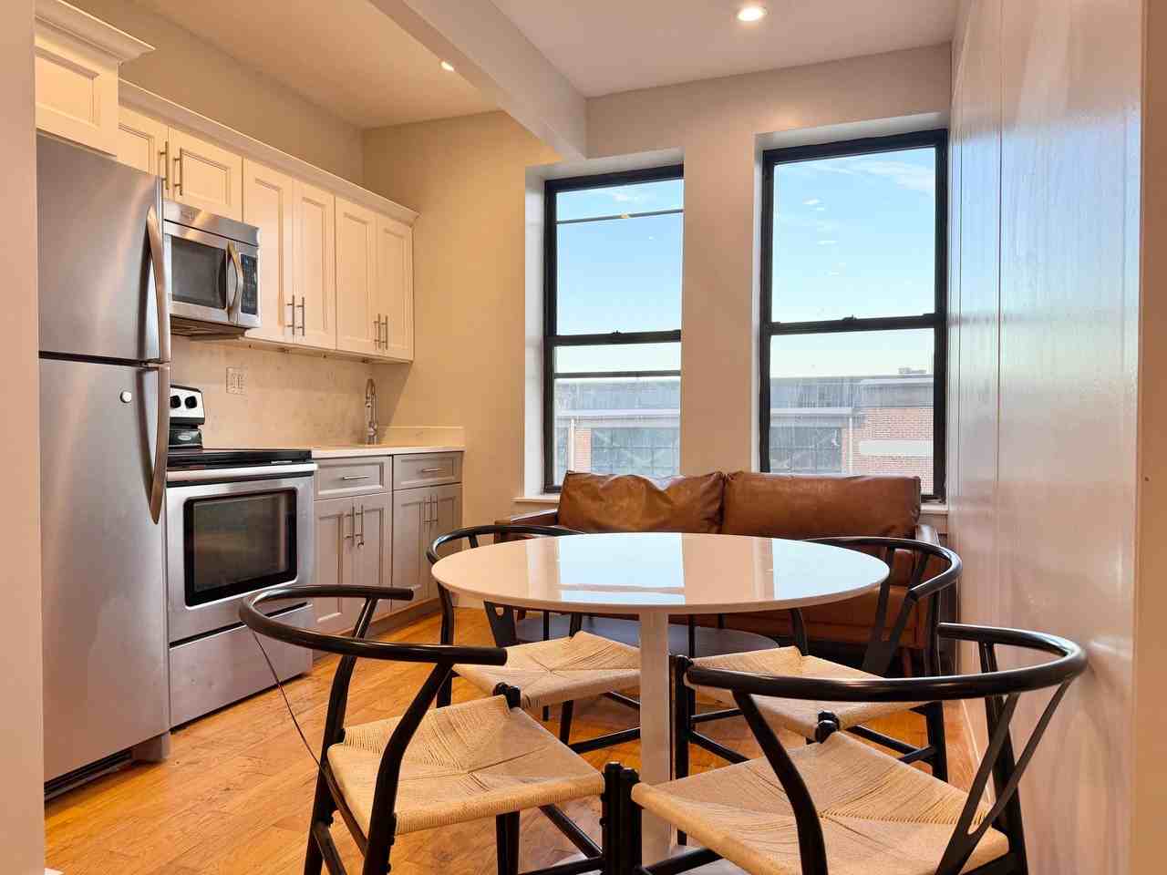 Private Bedroom in 4 Bedroom/1.5 Bathroom Home - Photo 6 of 7