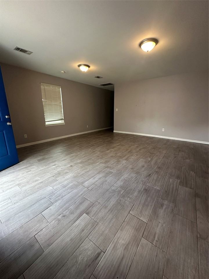 7307 Avenue O - Photo 2 of 10