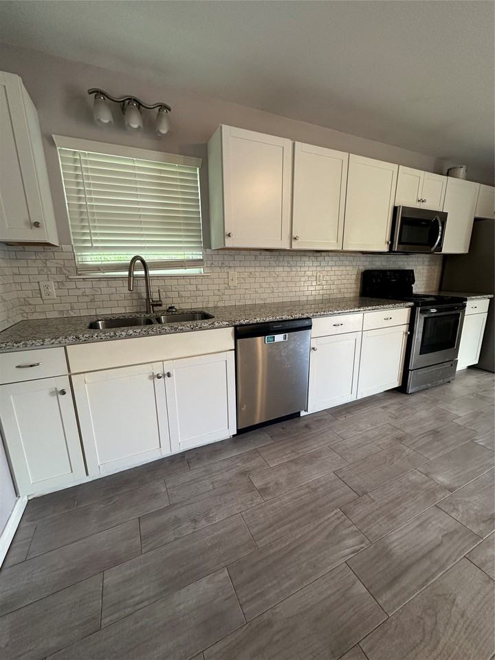 7307 Avenue O - Photo 3 of 10