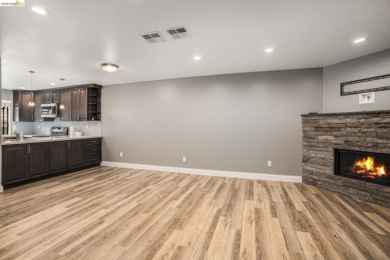 358 Eastgate Ln - Photo 6 of 22