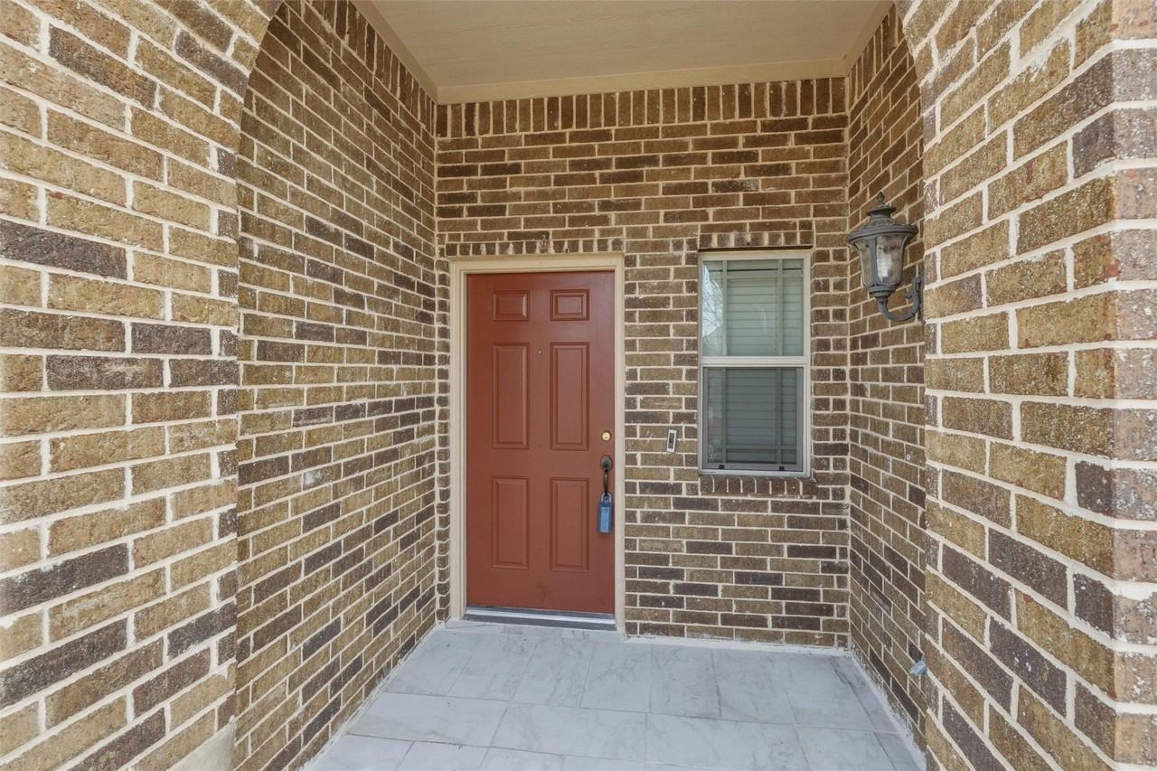 1310 Hearthstone Dr - Photo 2 of 31