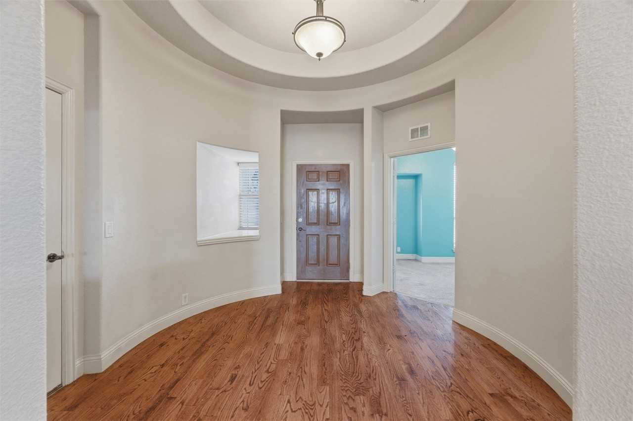 1310 Hearthstone Dr - Photo 3 of 31
