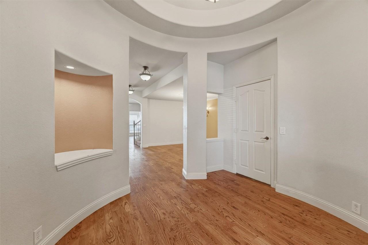 1310 Hearthstone Dr - Photo 4 of 31