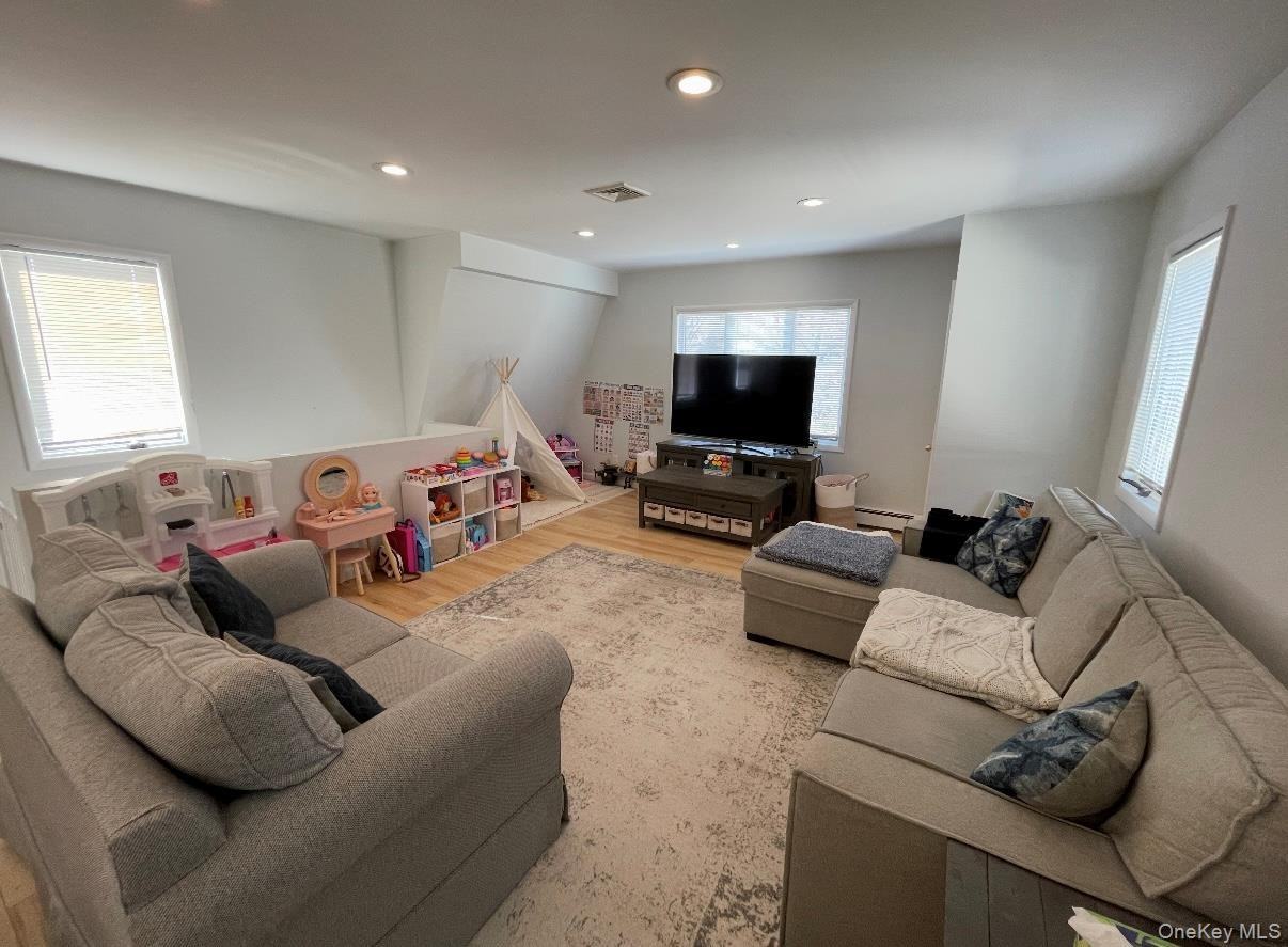 512 E Penn St - Photo 2 of 10