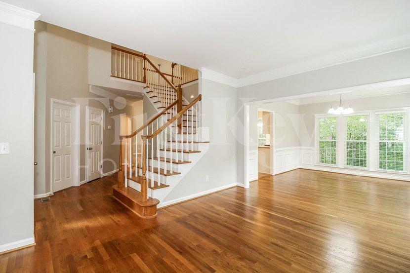 5386 Beechmont Dr - Photo 4 of 15
