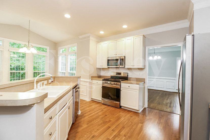 5386 Beechmont Dr - Photo 6 of 15