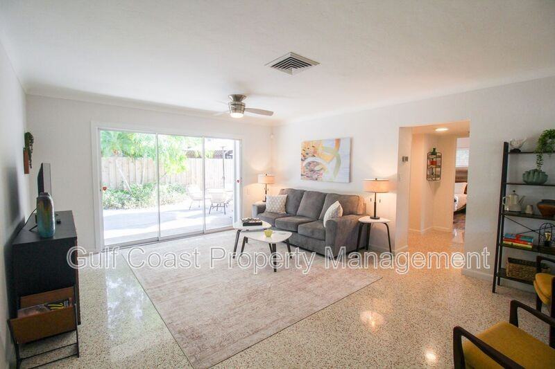 671 47th St - Photo 5 of 34