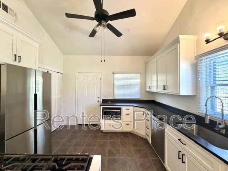 2808 E 1st St - Photo 6 of 18