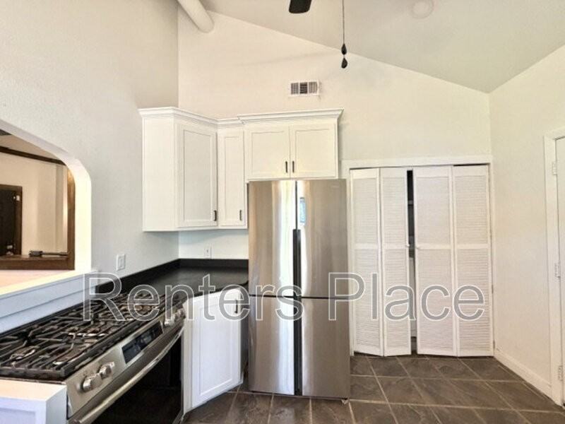 2808 E 1st St - Photo 7 of 18