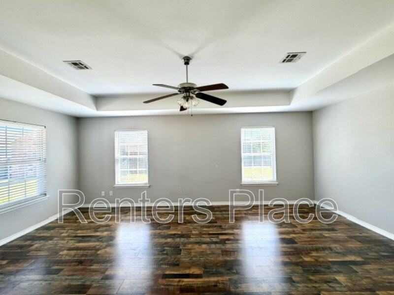 2102 Greenbrier Ct - Photo 2 of 16
