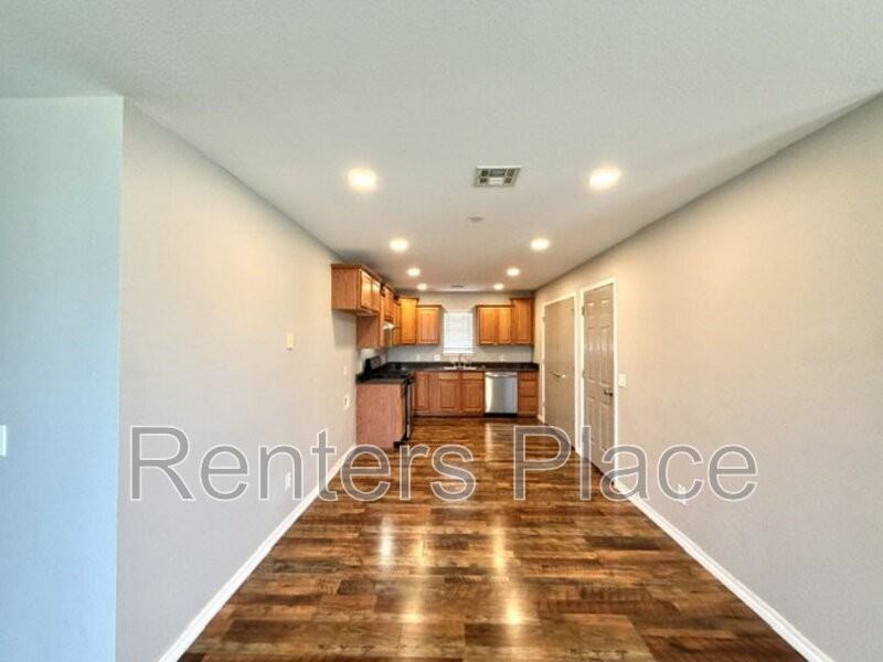 2102 Greenbrier Ct - Photo 4 of 16