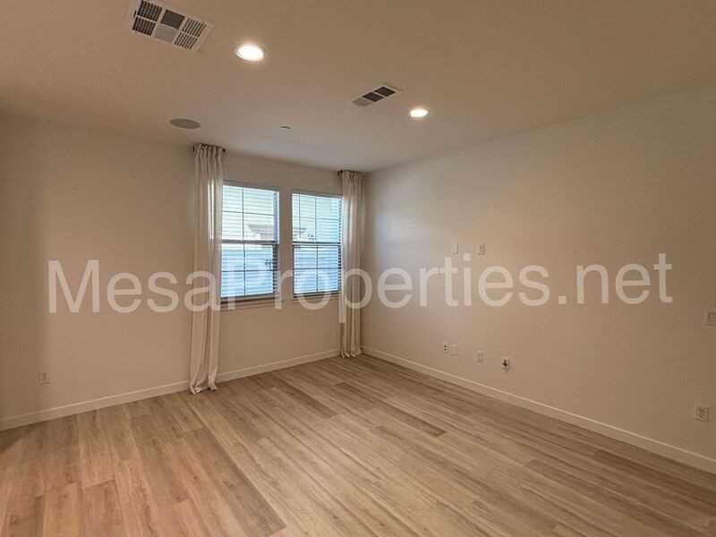 998 Rodeo Rd - Photo 6 of 24