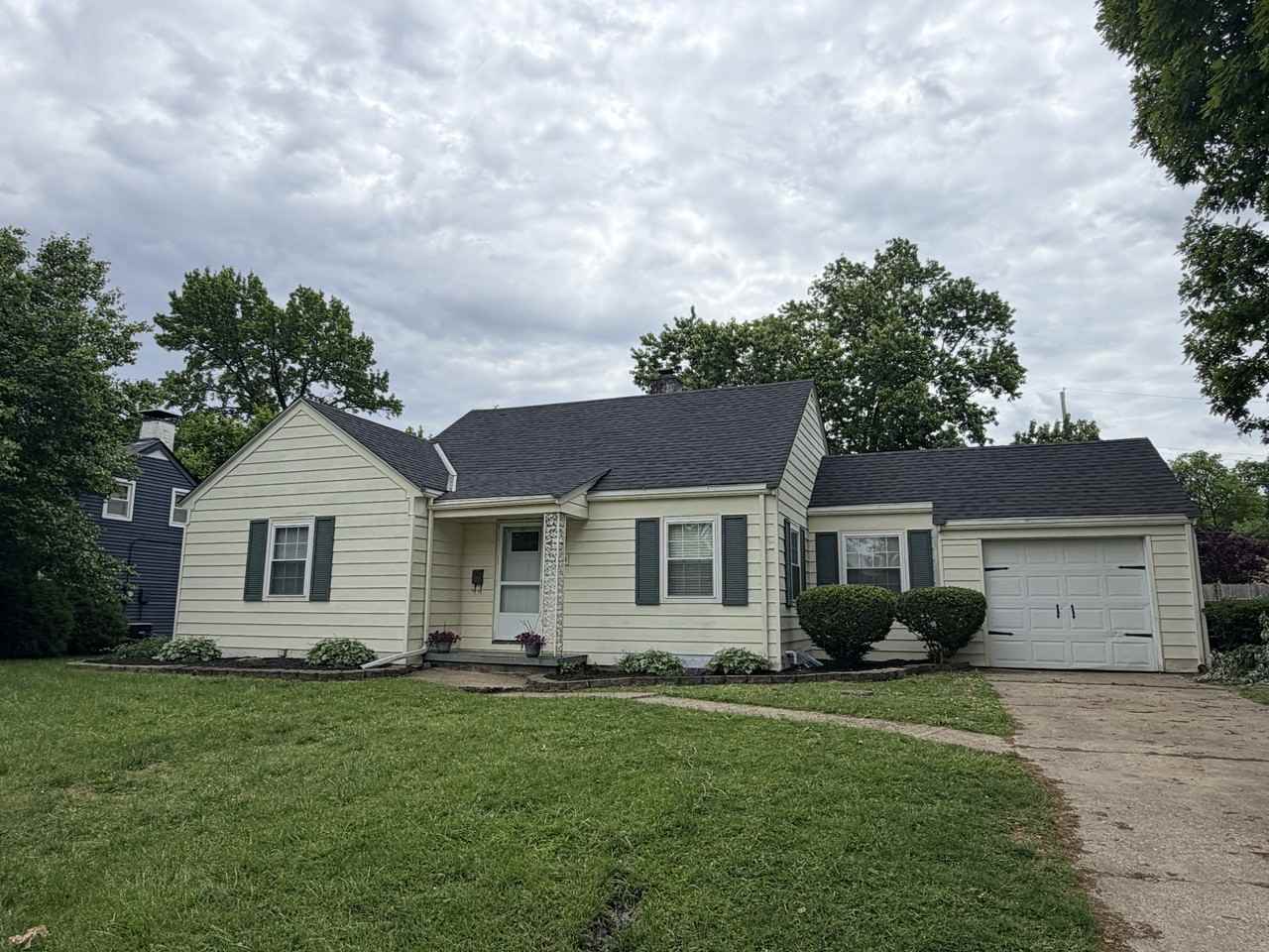 1633 Sunset Dr - Photo 2 of 18