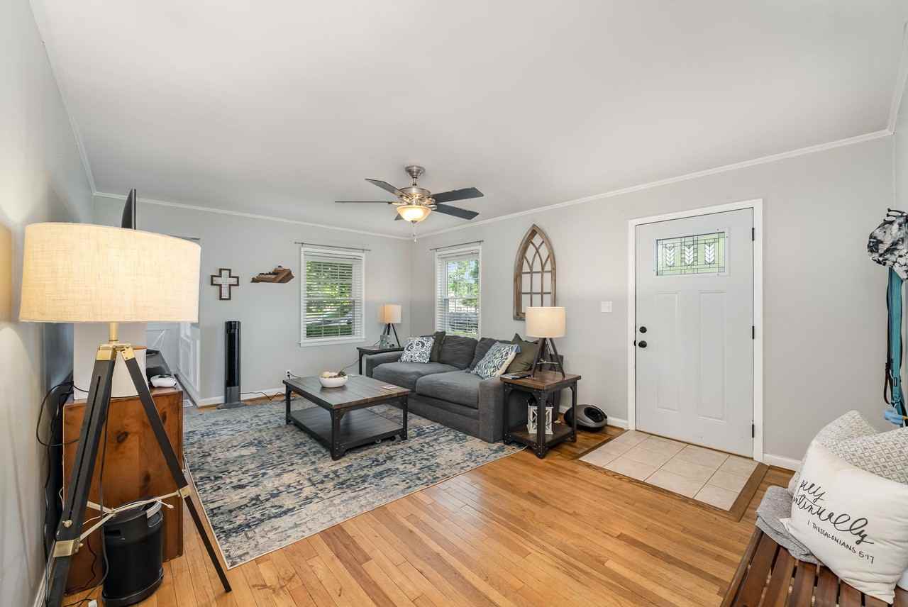 1633 Sunset Dr - Photo 4 of 18