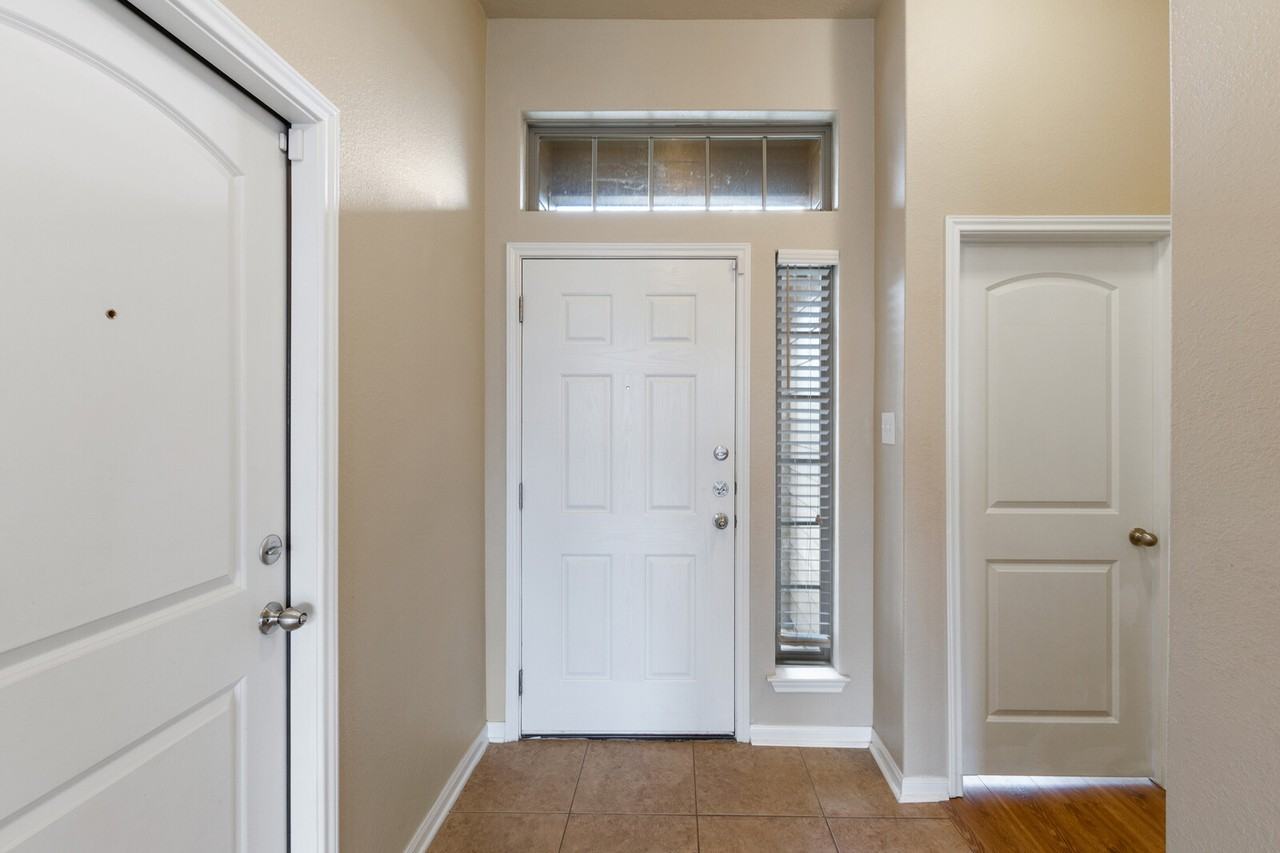 8025 Hawthorn - Photo 3 of 25