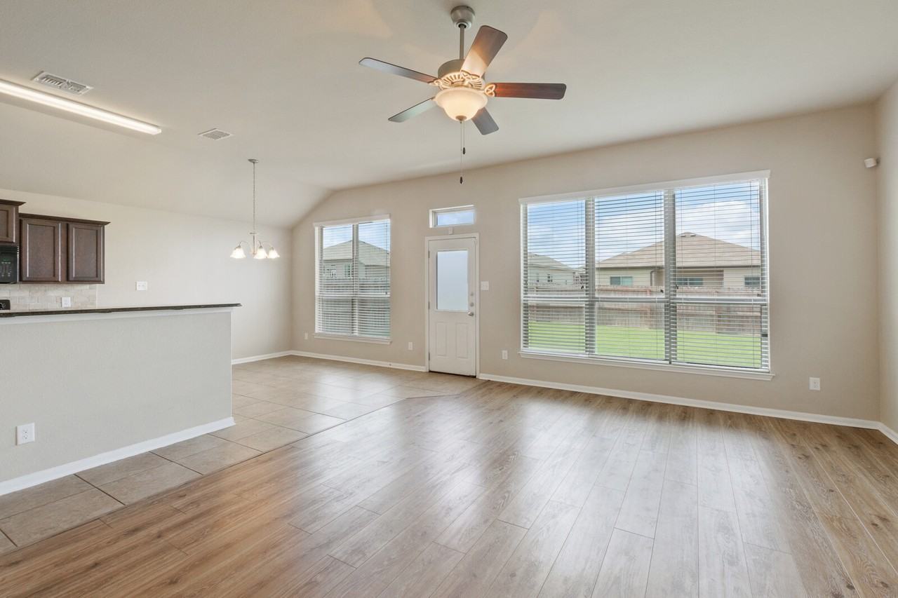8025 Hawthorn - Photo 4 of 25