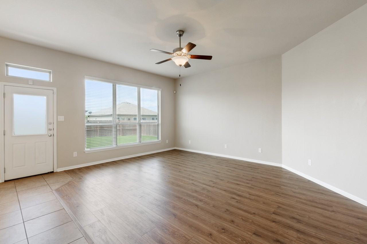 8025 Hawthorn - Photo 5 of 25