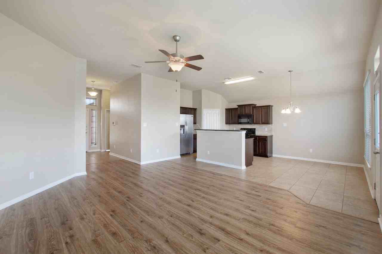 8025 Hawthorn - Photo 7 of 25
