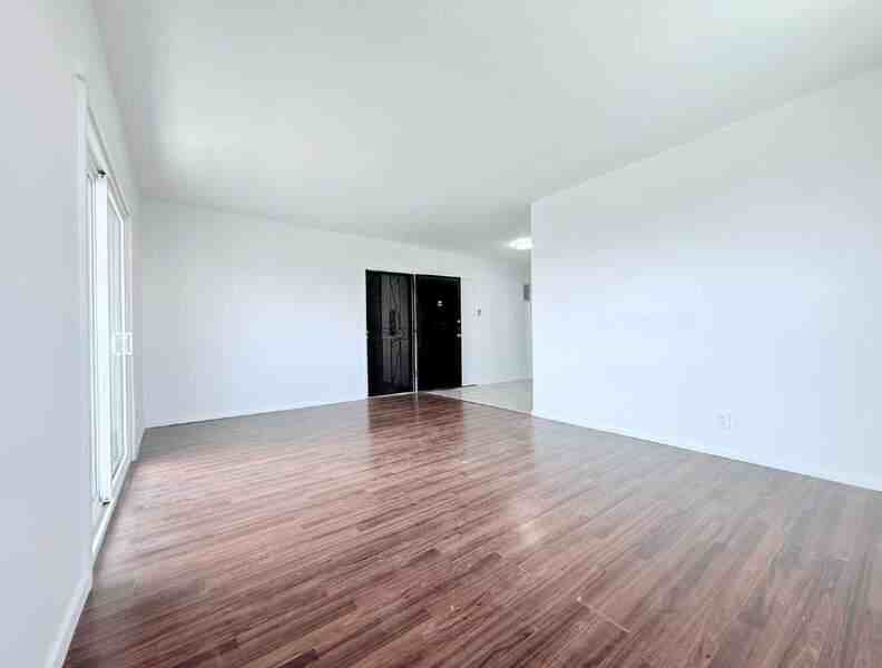 1915 S Longwood Ave #5 - Photo 5 of 19