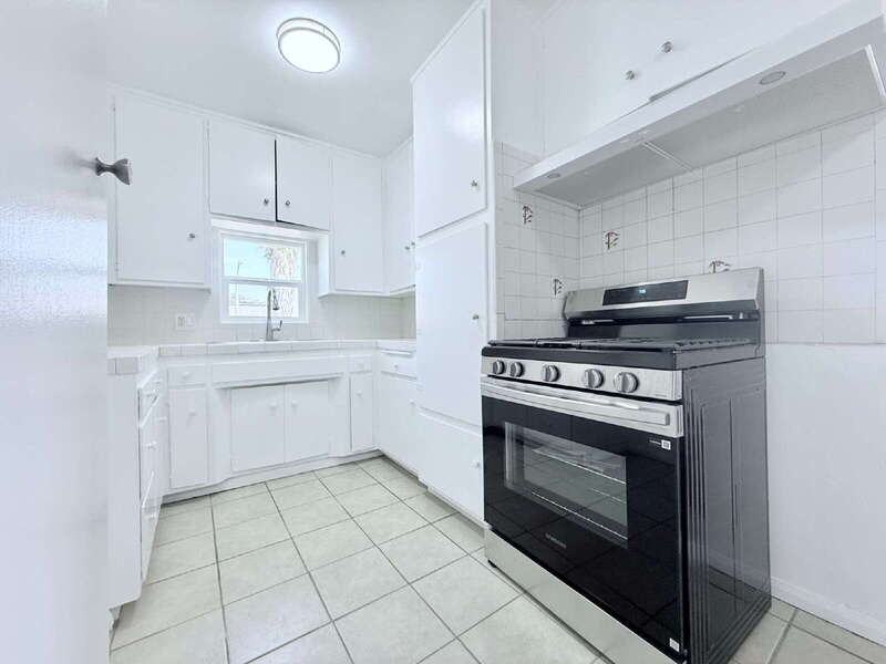 1915 S Longwood Ave #5 - Photo 7 of 19