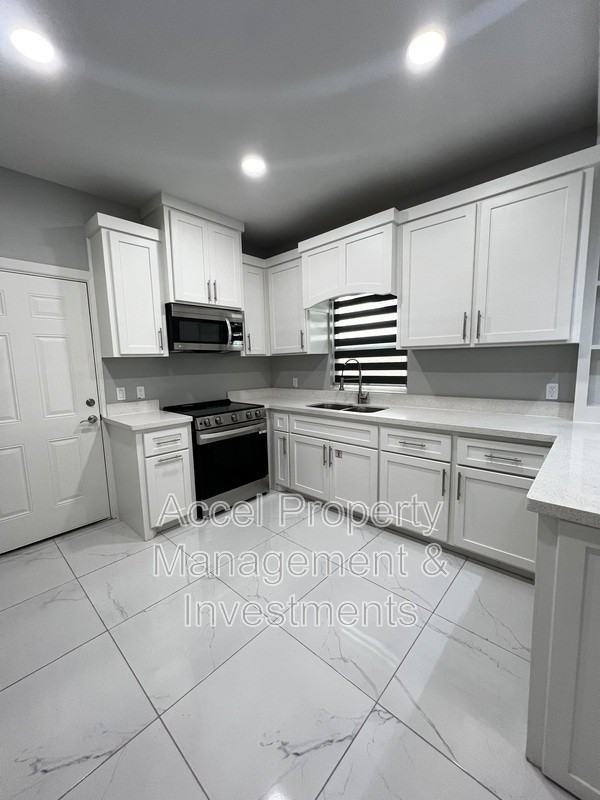 1122 Country Club Dr #4 - Photo 3 of 15