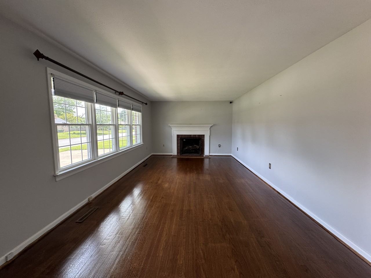 117 Southerland Dr - Photo 3 of 27