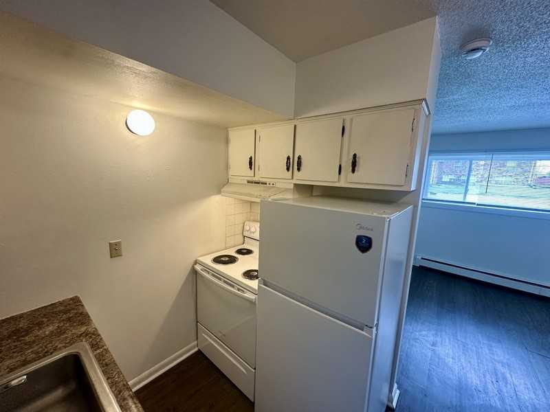 1465 Meadowview Dr #1 - Photo 4 of 11