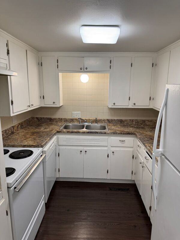 2929 E University St #4 - Photo 3 of 15