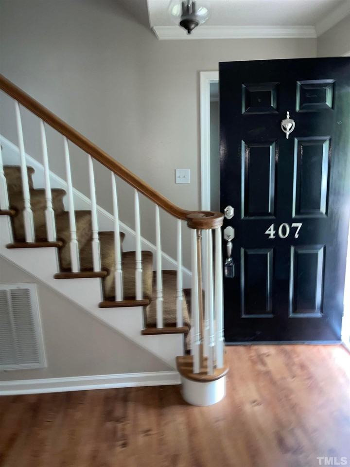 407 Portsmouth Ct - Photo 3 of 20