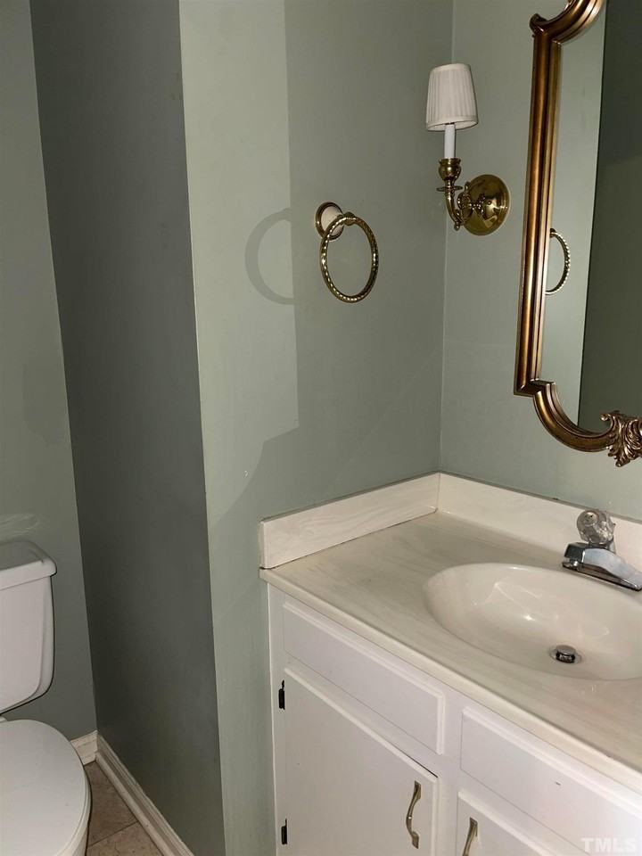 407 Portsmouth Ct - Photo 4 of 20