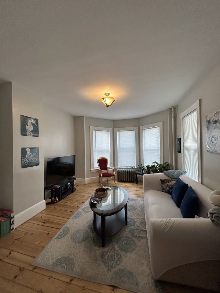 109 Warren St - Photo 4 of 11