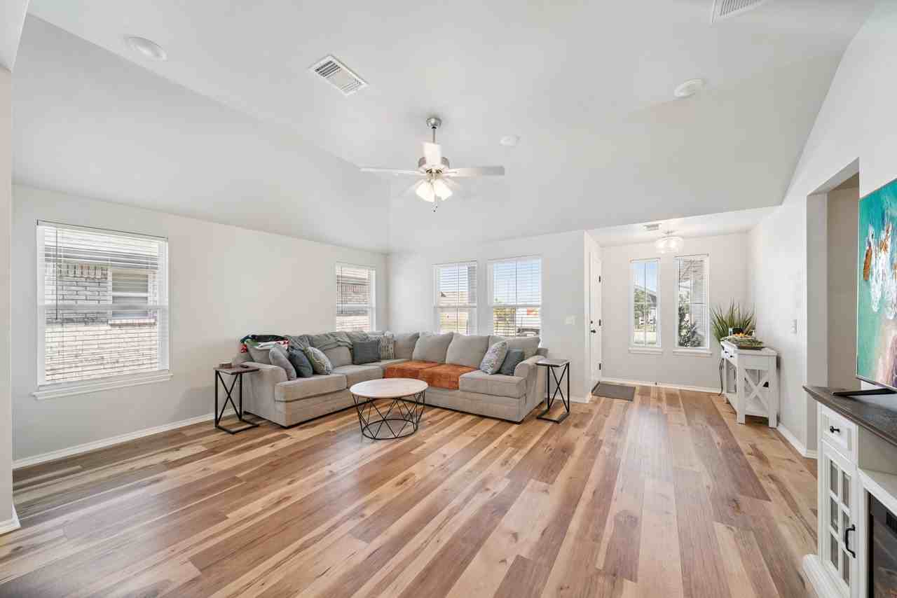 1216 Autry St - Photo 3 of 15