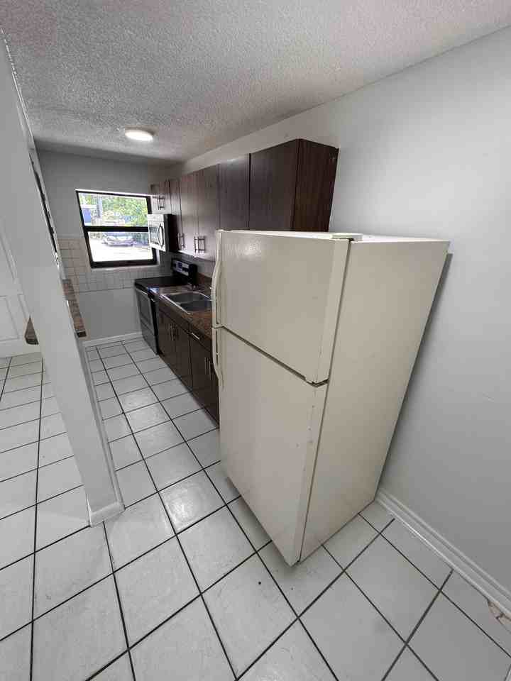1115 Sw 15th Ter #2 - Photo 6 of 8