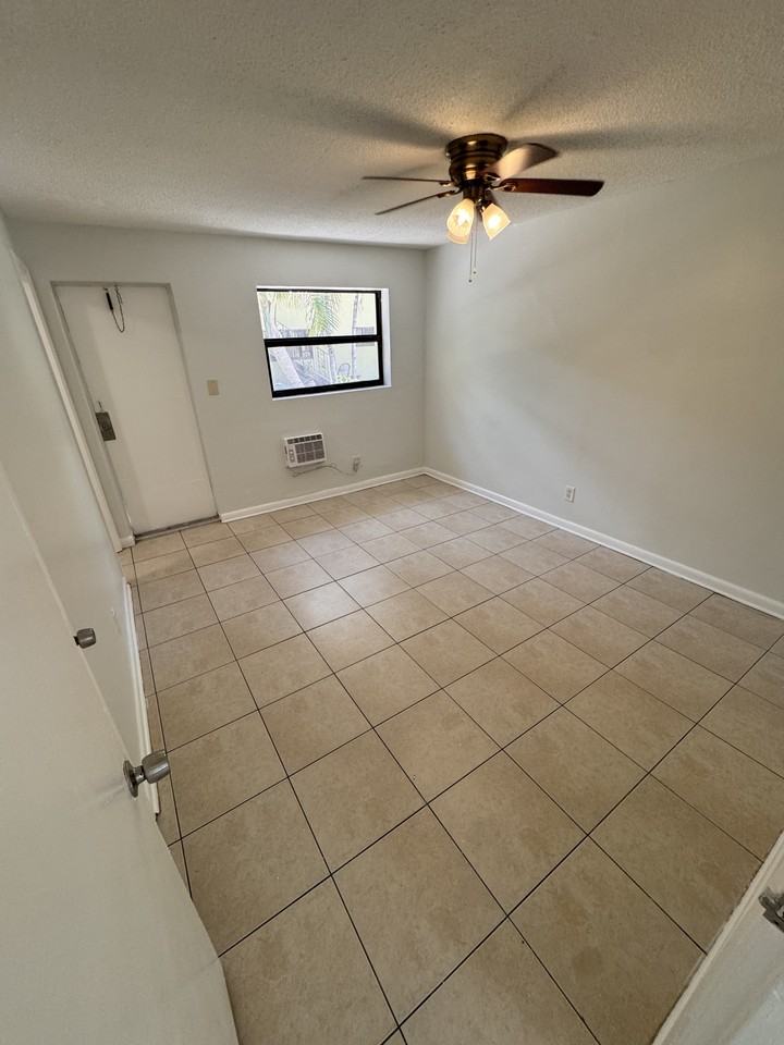 1115 Sw 15th Ter #2 - Photo 7 of 8