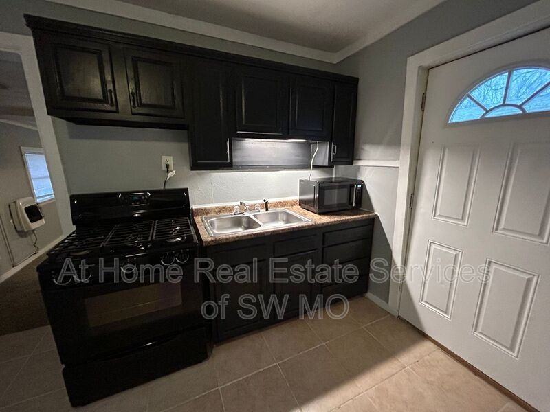 729 E Garfield St - Photo 5 of 12